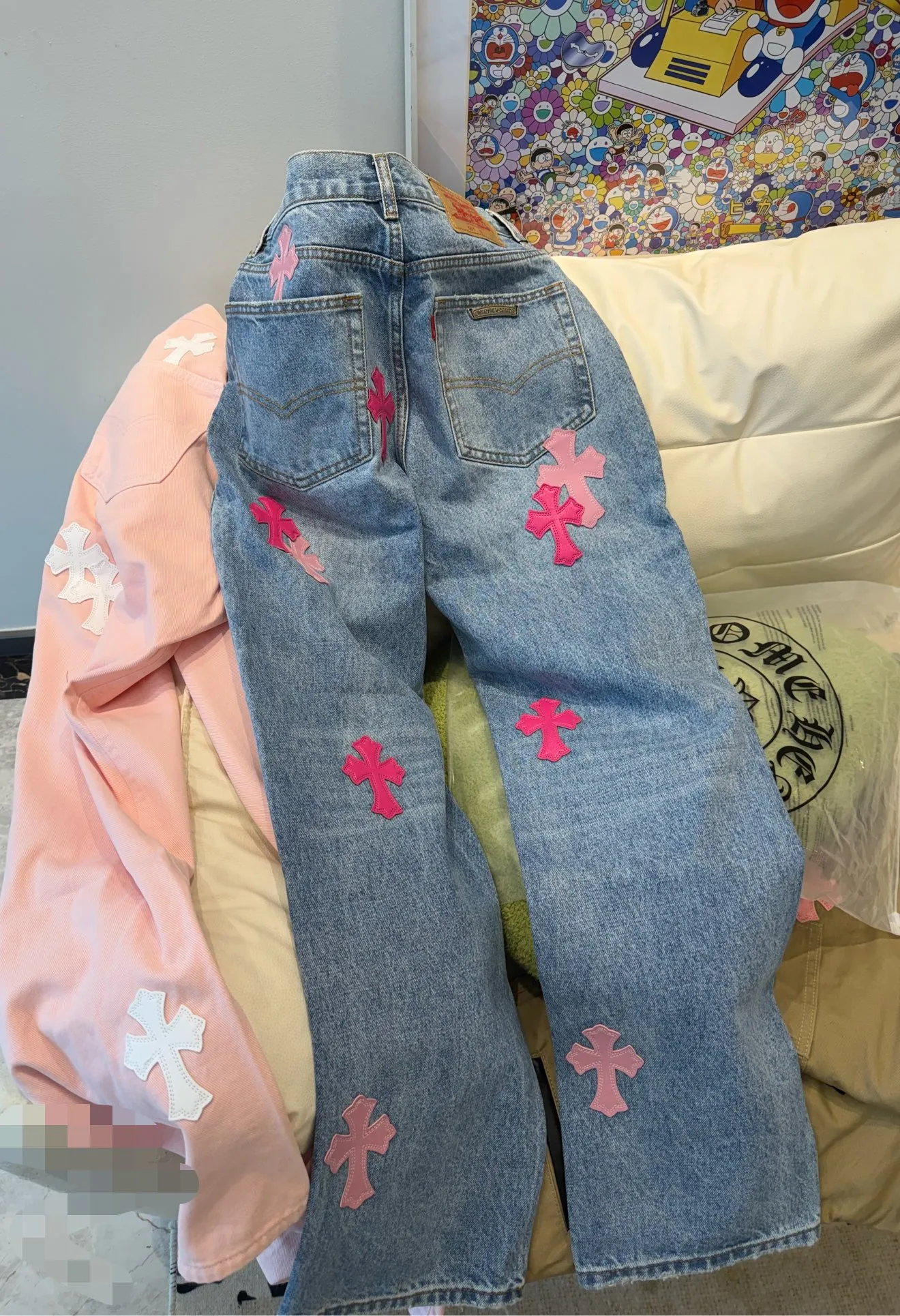 P280 model number D: 311 Chrome hearts CH grams new classic cross patch leather jeans Size: s-XXL (28 30 32 34 36) Color: washed blue Size reference 28 pants length 100 waist circumference 72 30 pants length 101 waist circumference 76 32 pants length 103 waist circumference 80 34 pants length 104 waist circumference 84 36 pants length 106 waist circumference 88
